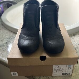 Toms desert wedge black metallic synthetic leather size 8.5